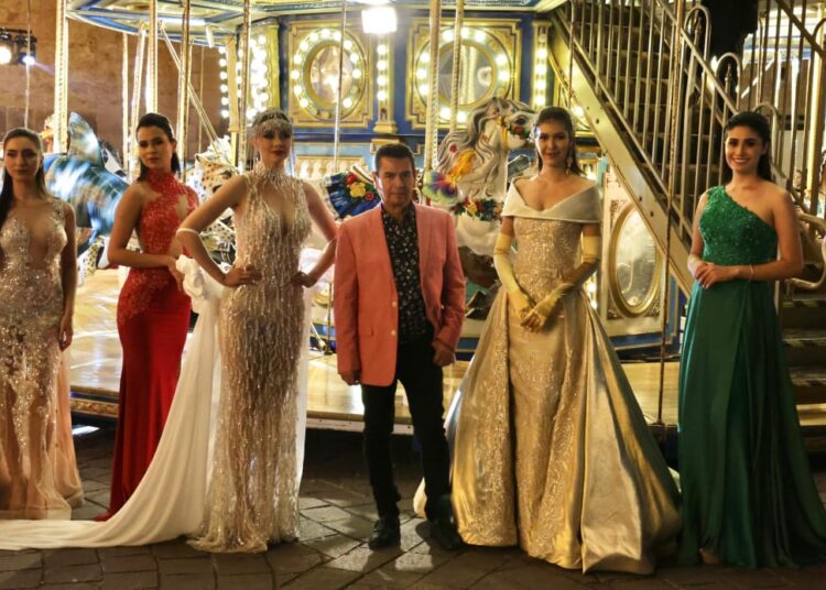 Gran asistencia al desfile de moda Shine At Christmas en Plaza de Armas