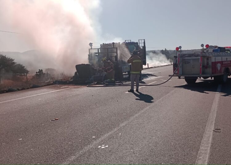 Se incendia cargamento con tanques de Oxígeno en carretera Osiris; cierran circulación