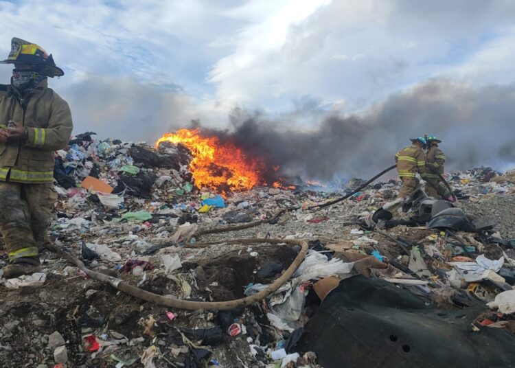 Condiciones climatológicas exacerban fuego en relleno sanitario de Zacatecas