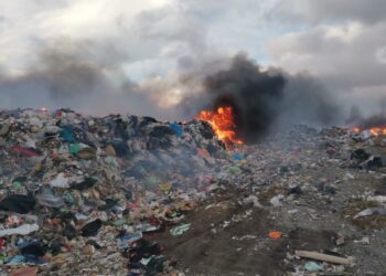 Condiciones climatológicas exacerban fuego en relleno sanitario de Zacatecas