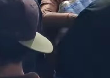 Nadie pudo detener la rapiña ; vuelca trailer de Cerveza en Calera