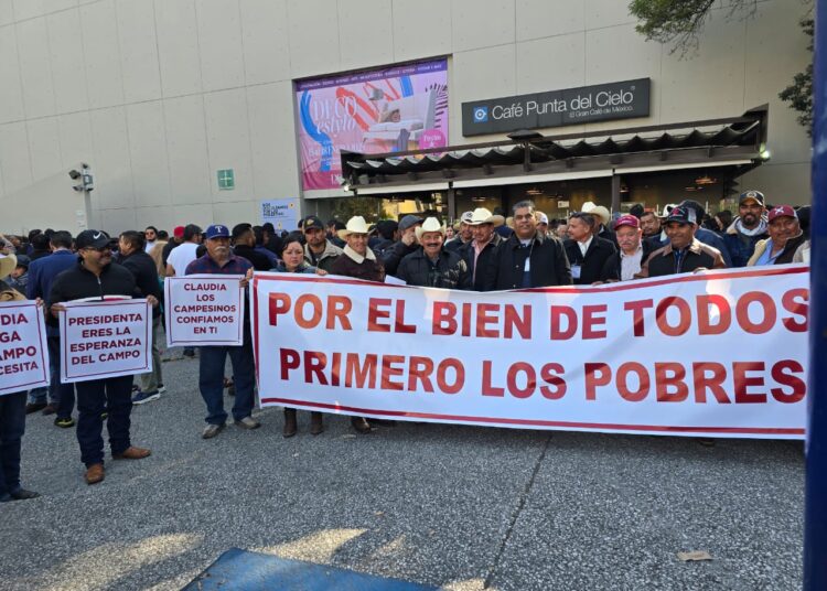 Ante falta de pagos de Segalmex, frioleros zacatecanos se manifiestan frente a Claudia Sheinbaum