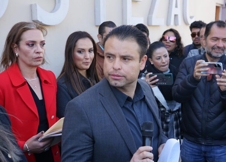 Tensión entre trabajadores municipales y alcalde Miguel Varela, por demanda de Issstezac