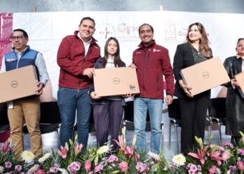 Entrega Pepe Saldivar 30 computadoras a estudiantes guadalupenses