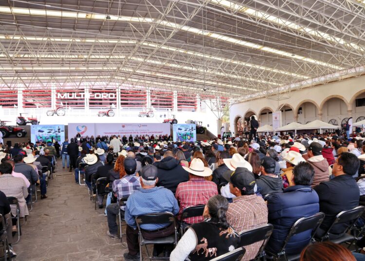 Agricultor denuncia la desaparición de su hijo frente al gobernador David Monreal en foro del campo