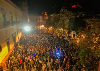 Callejoneada para solteros a ritmo de banda, arma ambiente en Zacatecas