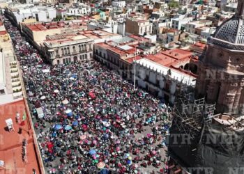 Maestros desbordan centro histórico con megamarcha; consignas de reprobación a David Monreal