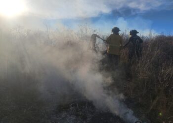 Alcalde de Zacatecas apoya al ayuntamiento de Vetagrande para sofocar incendio