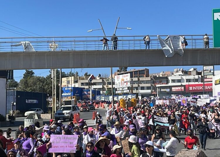 Bajó la participación femenina en la marcha del 8M; vandalizaron edificios