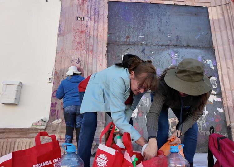Limpian las pintas que hicieron mujeres, en la marcha del 8M a monumentos históricos
