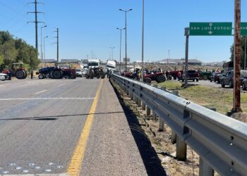 Propietarios de pozos agrícolas bloquean carreteras de acceso a Zacatecas; caos vial