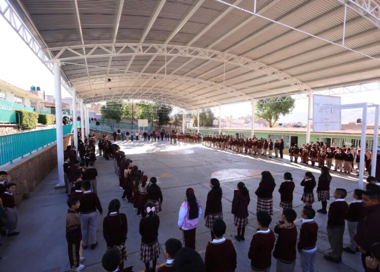 Atiende Miguel Varela peticiones para apoyar con mantenimiento a escuela Flores Magón