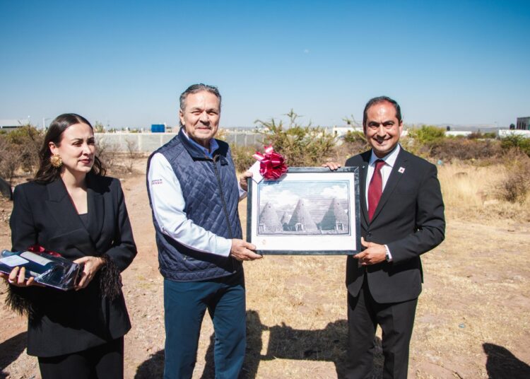 Director de Infonavit y alcalde guadalupense, recorren terreno donde se construirán 200 viviendas