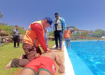 Capacitan con simulacros de rescate por ahogamiento en centros acuáticos de Fresnillo