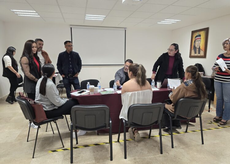 Familiares de personas desaparecidas revisan carpetas de investigación con apoyo de la CDHEZ