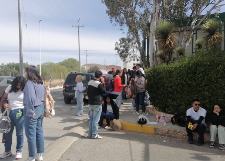 Guías del Zig Zag toman sus instalaciones por incumplimiento en pago de sus becas