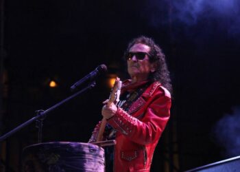 Plaza de Armas llena con la nostalgia rockera de Alex Lora