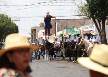 Tradición y vitrina política, en la Cabalgata Charra de Jerez; Queman el judas de Trump