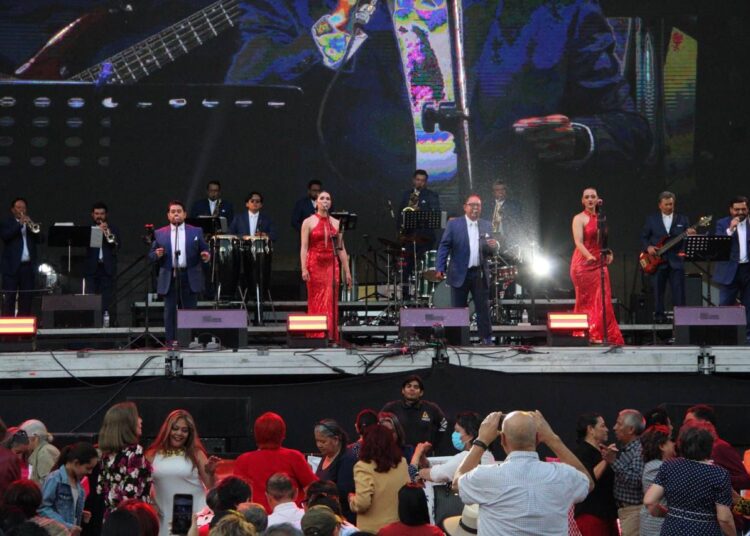 La Orquesta de Beto Díaz puso a bailar a todos en Plaza de Armas; Homenaje a ex integrantes