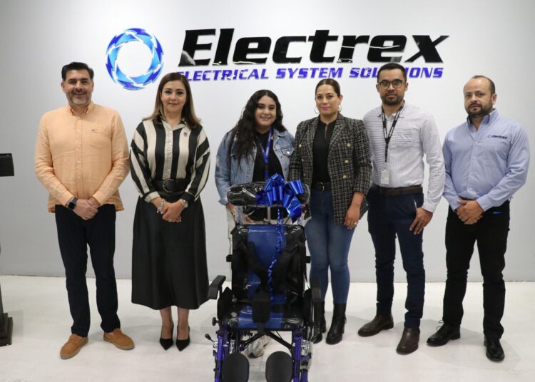 Electrex dona silla de ruedas eléctrica a niño con parálisis cerebral