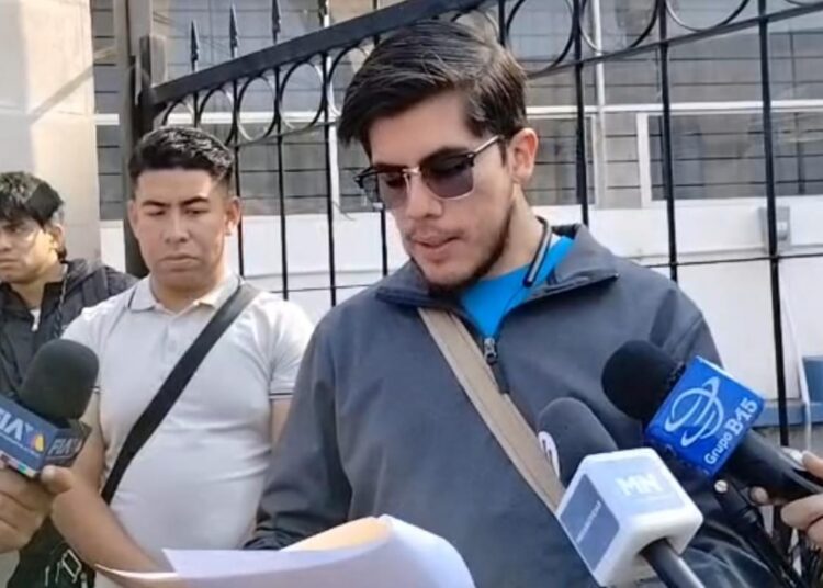 Estudiantes demandan transparencia en Derecho UAZ y bloquean el acceso