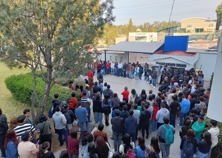 En diálogo con estudiantes, Jenny González se compromete por una nueva forma de administrar la UAZ