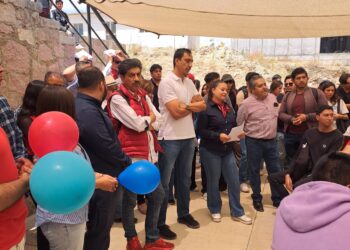 Transparencia y mantenimiento de edificios, piden estudiantes en diálogo con Jenny González