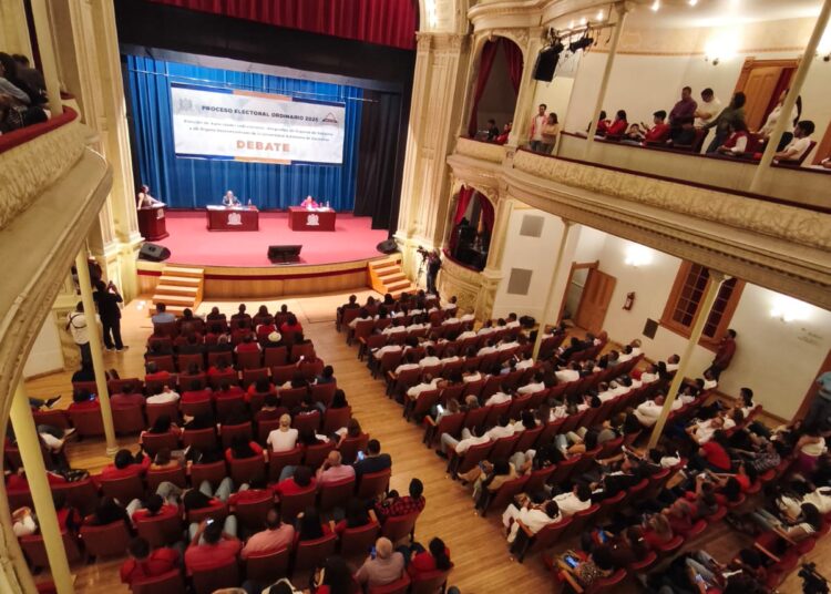 Endeudamiento, crisis de legalidad y cambio real en la UAZ, prevalecieron en el debate