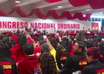 Corren a Noroña del Congreso Nacional del PT; ¡Fuera!  ¡Fuera! ¡Fuera! le gritan