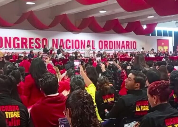Corren a Noroña del Congreso Nacional del PT; ¡Fuera!  ¡Fuera! ¡Fuera! le gritan