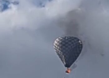 Tragedia al incendiarse la canastilla de un globo aerostático; persona cae al vacío
