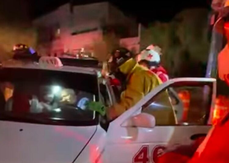 Choca taxi a un lado de la maquinaria del segundo piso