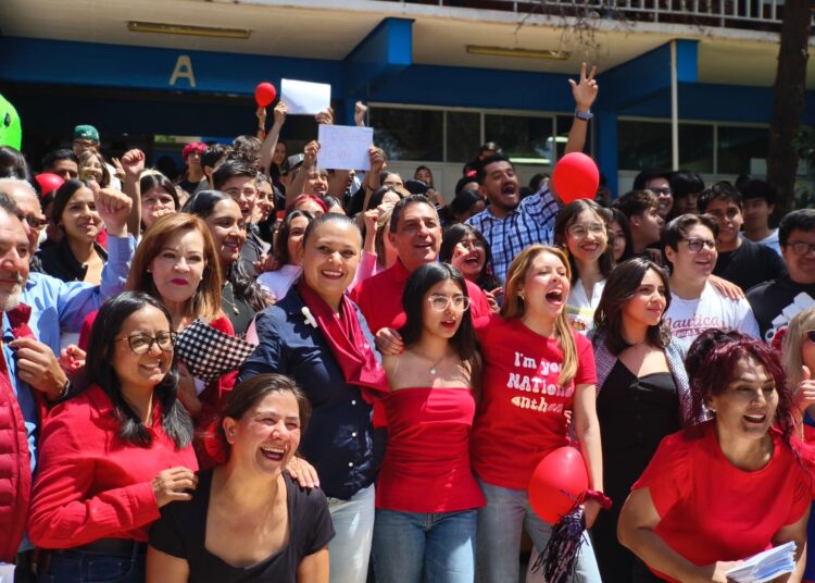 Jenny González se comprometió a mejorar salones, baños en prepas UAZ