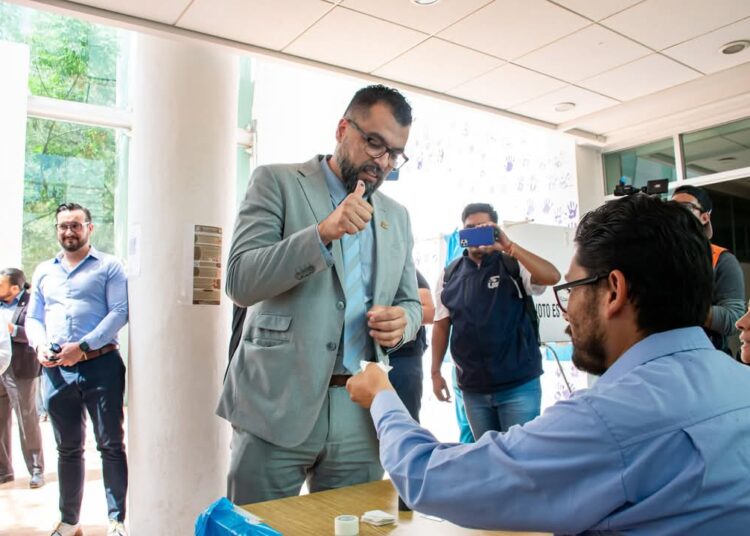 La UAZ no está en crisis, dice el secretario general interino, Armando Flores