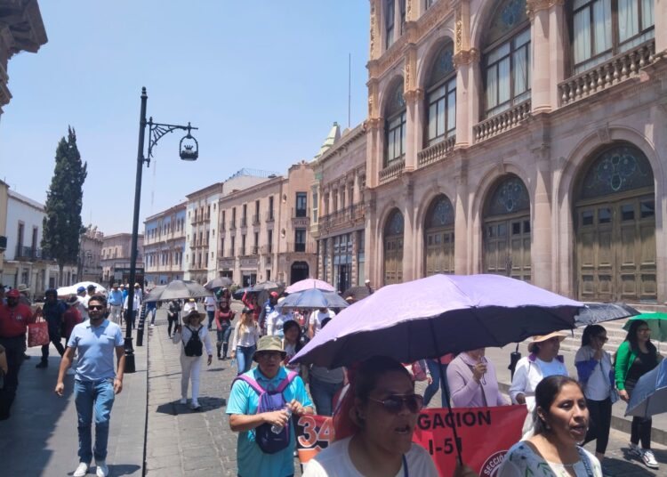 Marchan miles de maestros e inician paro indefinido para cancelar Ley Issste 2007