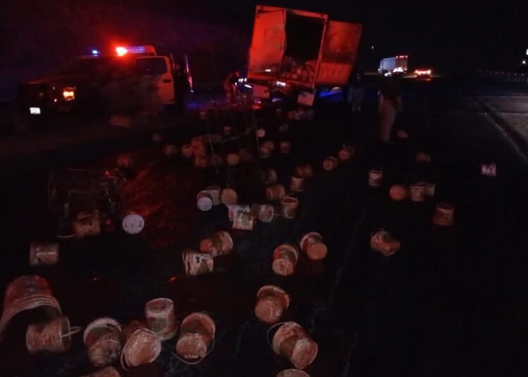 Se impactan tractocamión de doble contenedor y camión con mercancía