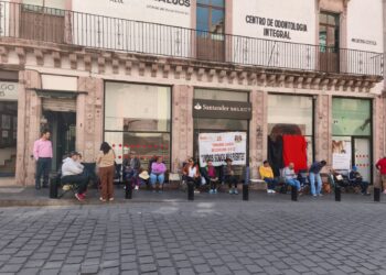 Maestros de la 34 paralizan bancos en Zacatecas; sigue paro indefinido