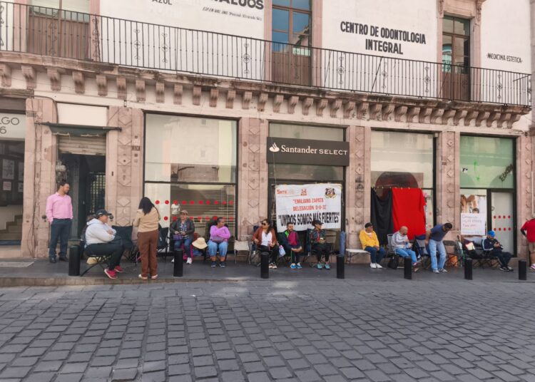 Maestros de la 34 paralizan bancos en Zacatecas; sigue paro indefinido