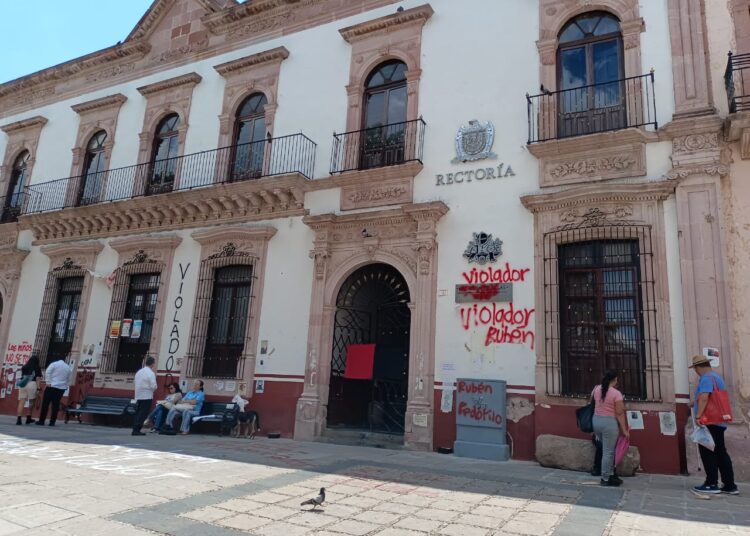 Rector Armando Flores no rescinde contrato a Rubén Ibarra; toman Rectoría UAZ