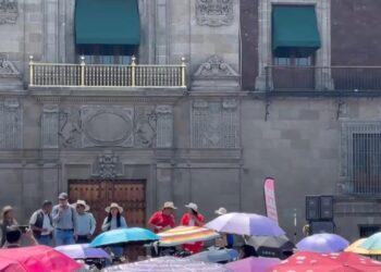 Maestros de la 34 del SNTE abandonan plantón en el Zócalo; “la lucha no termina”