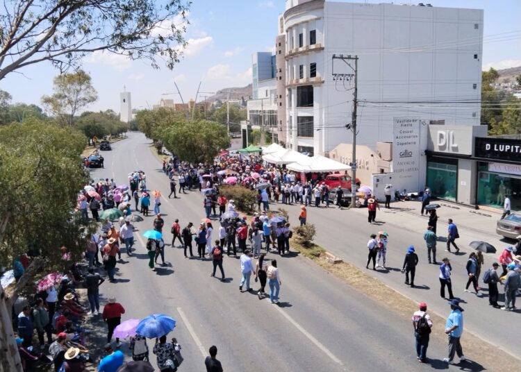 Maestros de telesecundarias provocan caos en el bulevar; Exigen pago a pensionados