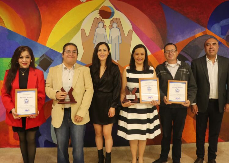 Comisión de Derechos Humanos premia a periodistas y a su labor ética profesional