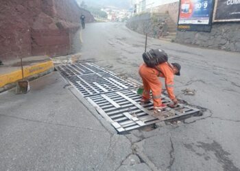 Desazolve de alcantarillas evita encharcamientos en Guadalupe