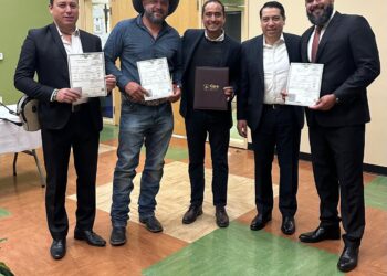 Alcalde de Guadalupe acerca documentos y servicios a migrantes en San José, California