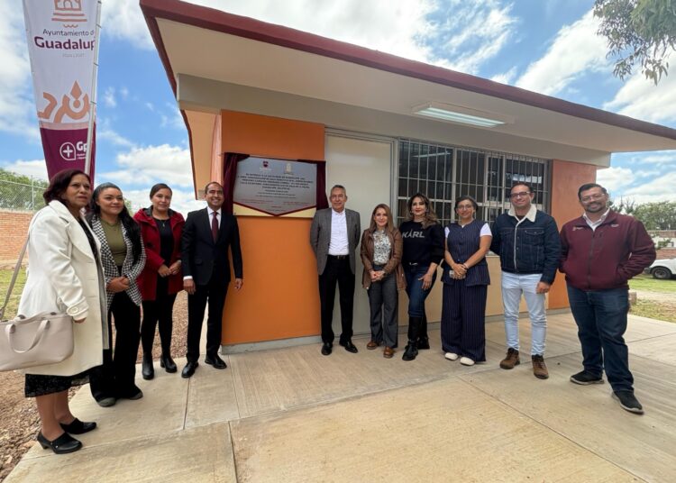 Entrega Pepe Saldívar aula didáctica en comunidad Ojo de Agua de la Palma