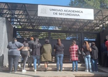 Maestro de Física en secundaria UAZ reprueba injustificadamente, denuncian padres de familia