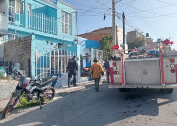 Explota tanque de gas LP en vivienda; hay un menor herido