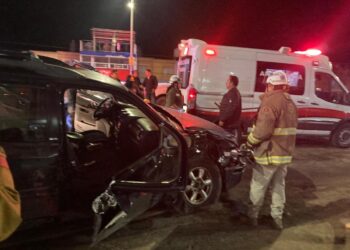 Chocan patrulla municipal y auto particular; 5 lesionados