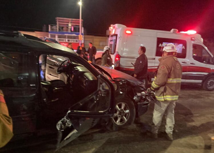 Chocan patrulla municipal y auto particular; 5 lesionados