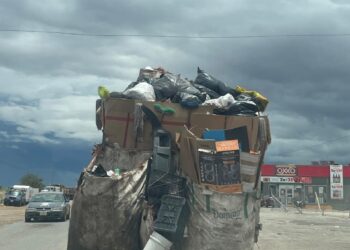 Reclama Guadalupe a Zacatecas que sus camiones tiran basura y líquidos contaminantes en su calle